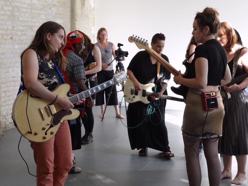 gals-with-guitars