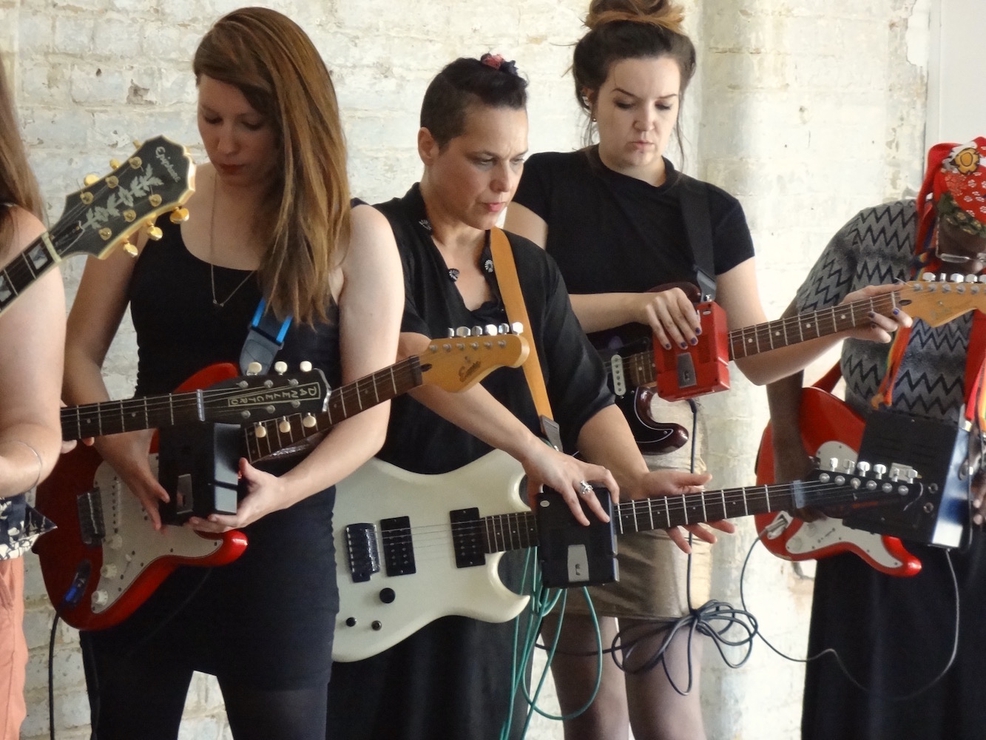 gals-with-guitars