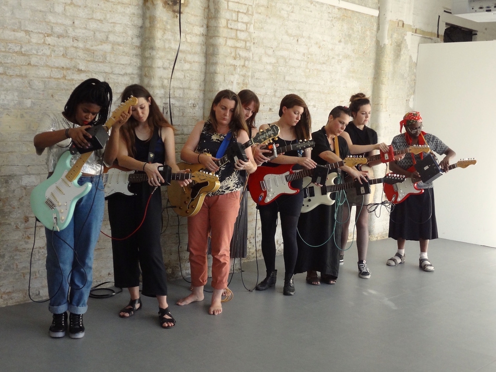 gals-with-guitars