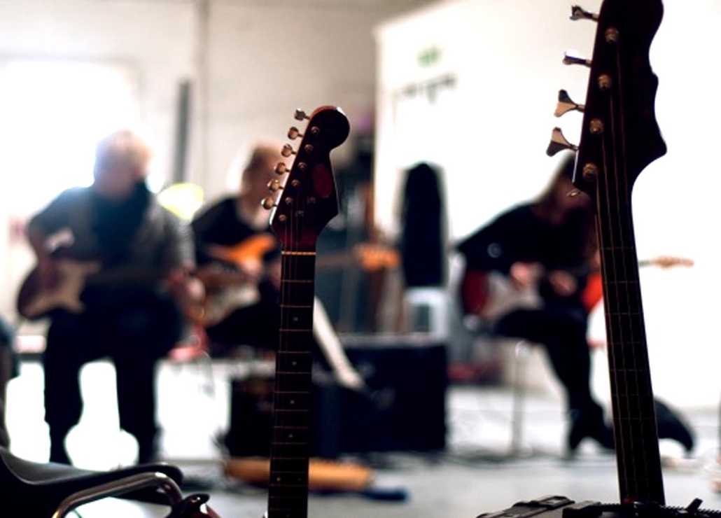 gals-with-guitars